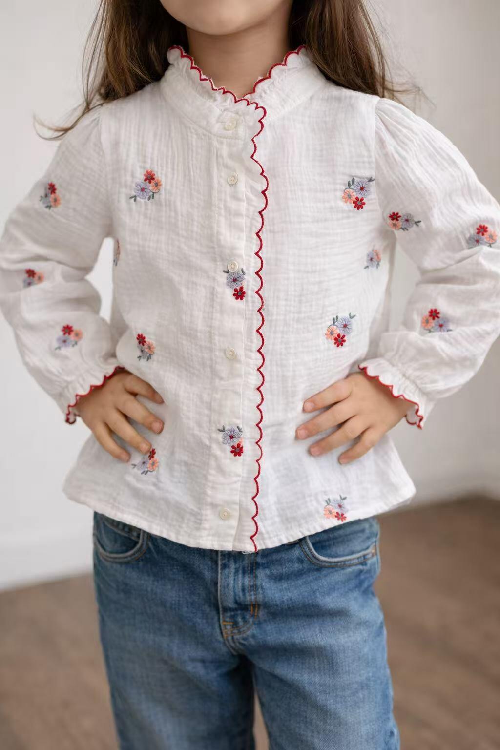 Grossista Little April - Blusa Ricamata con Motivi Floreali – Finiture a Festoni a Contrasto.