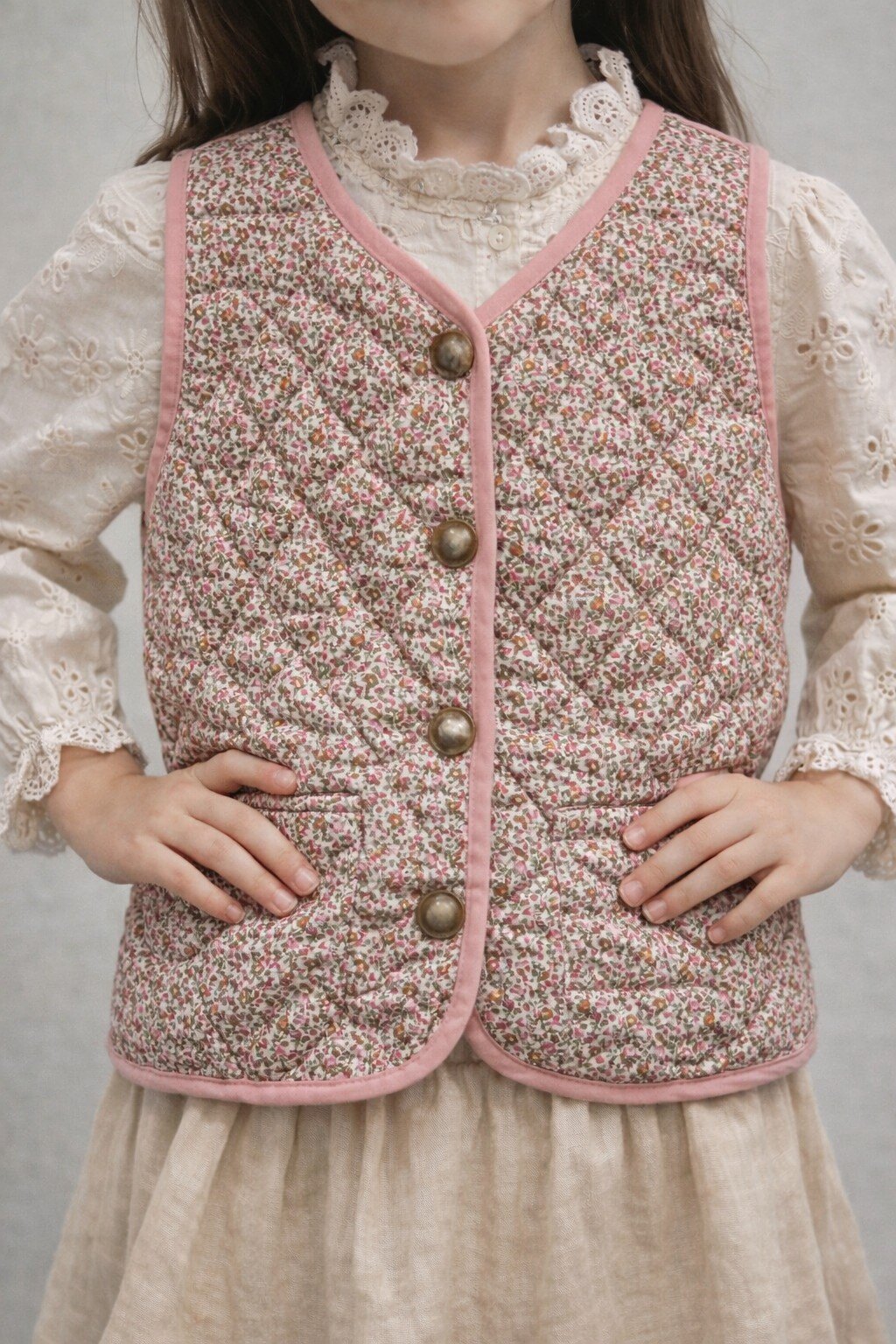 Mayorista Little April - Chaleco acolchado con estampado floral – Detalles contrastantes.