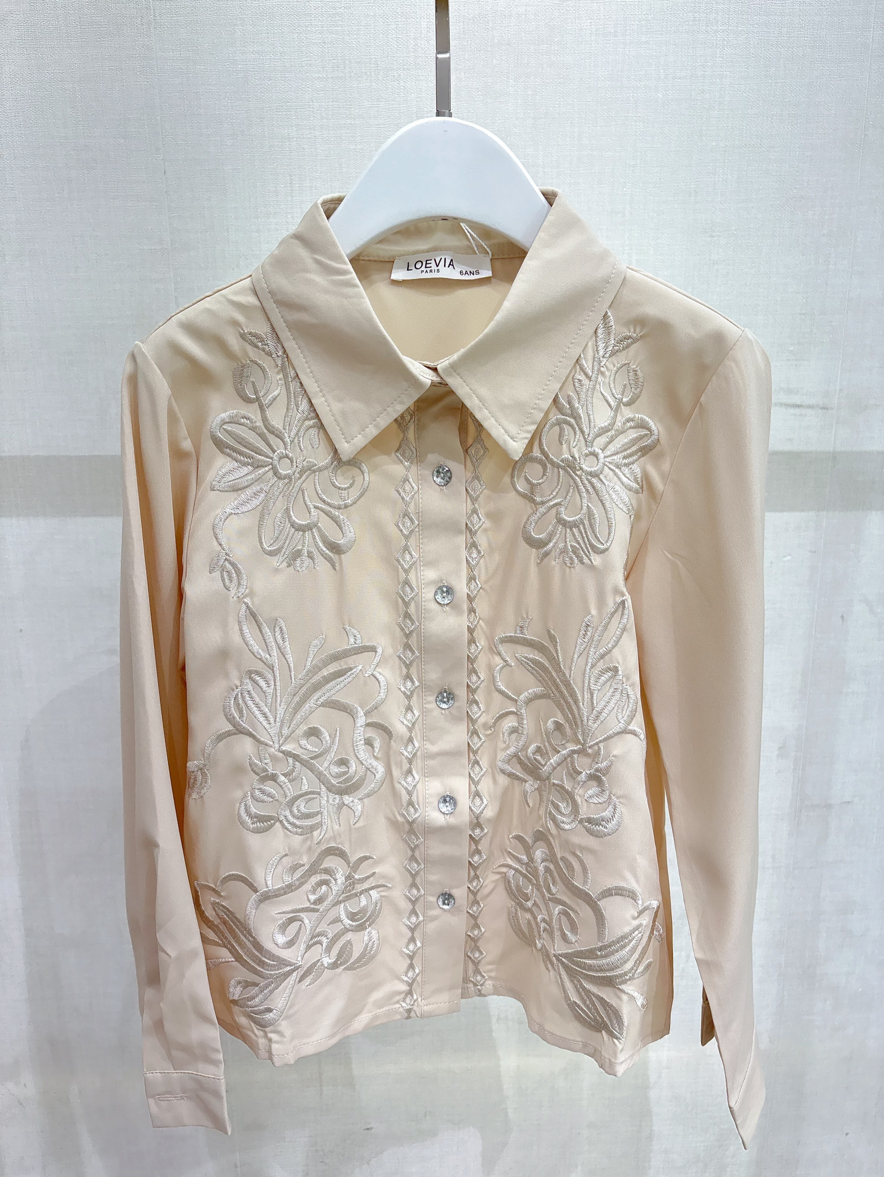Grossiste LOEVIA - Chemise fillette avec broderies florales et boutons en forme de diamants