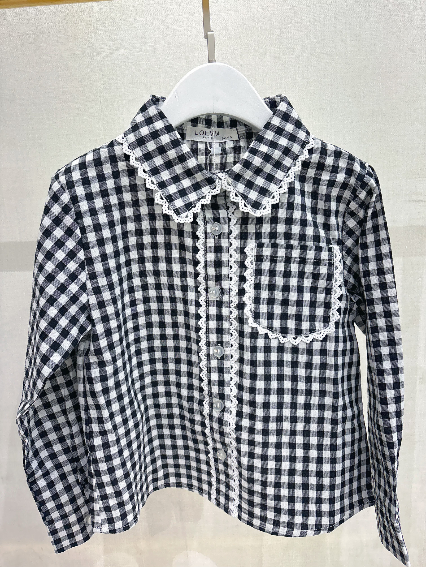 Grossiste LOEVIA - Chemise fillette à carreaux avec une poche et détail en dentelle