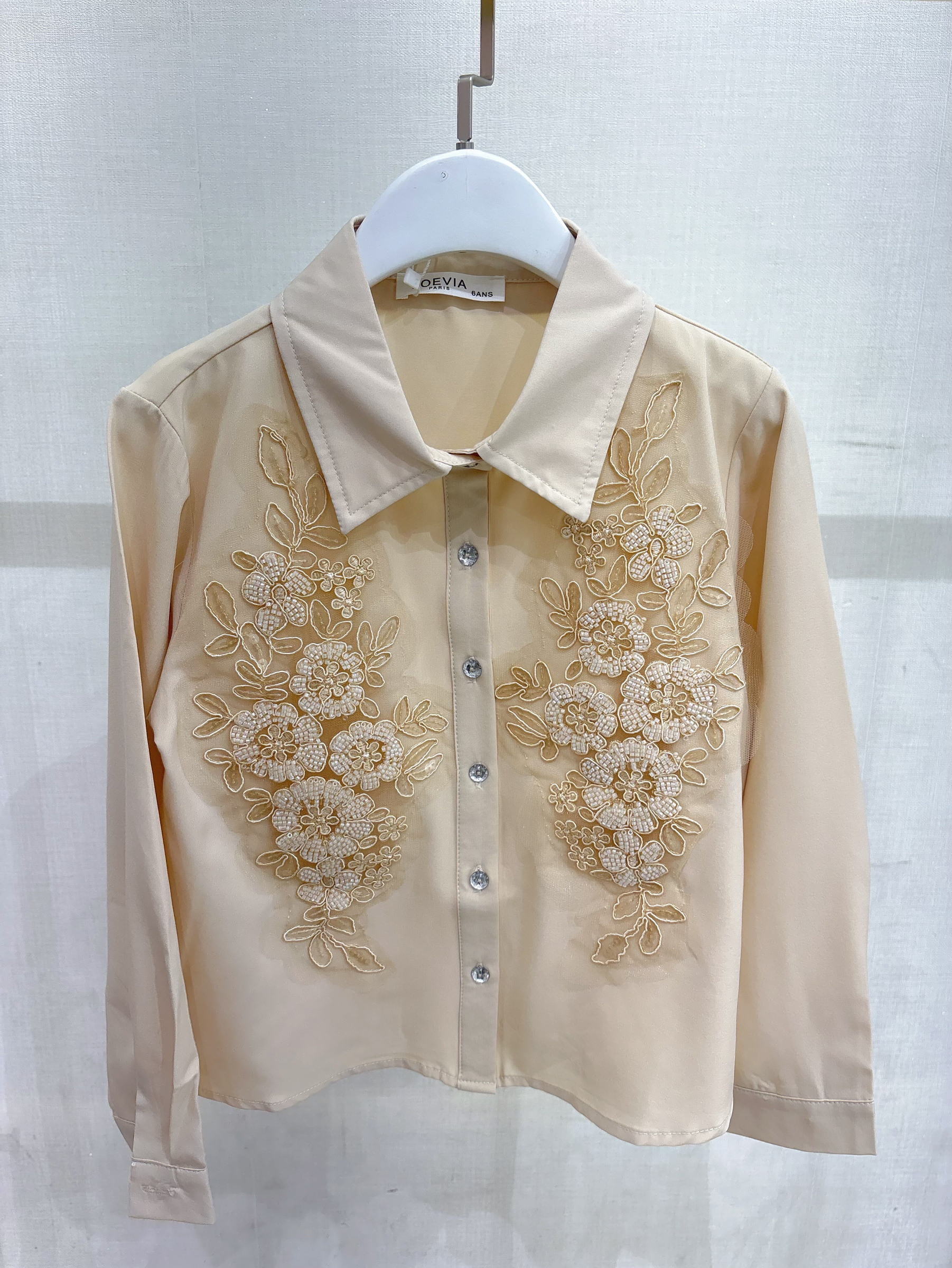 Grossiste LOEVIA - Chemise fillette brodée de fleurs en perles et boutons diamants