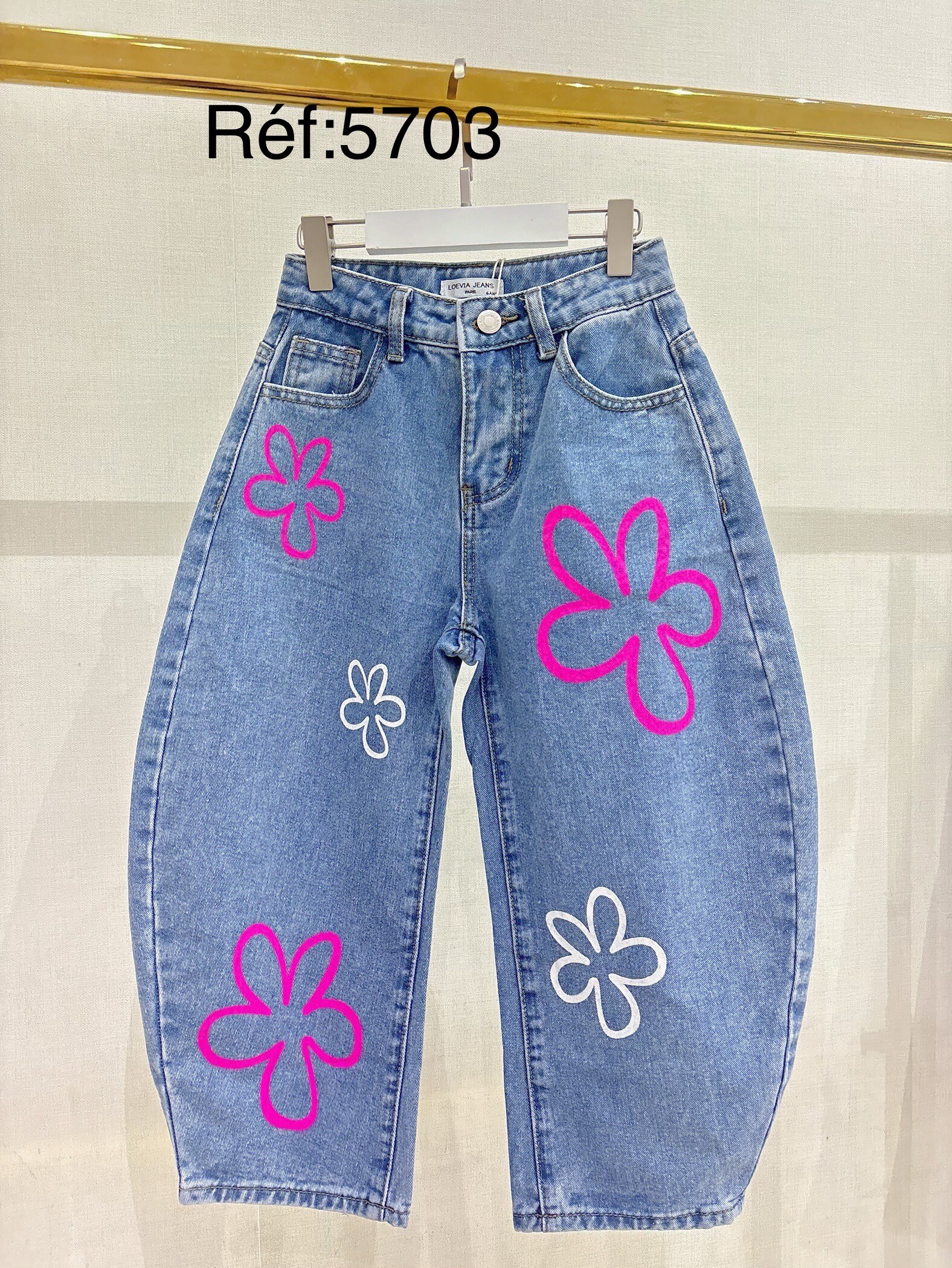 Grossiste LOEVIA - Pantalon jean fillette avec fleurs en tag