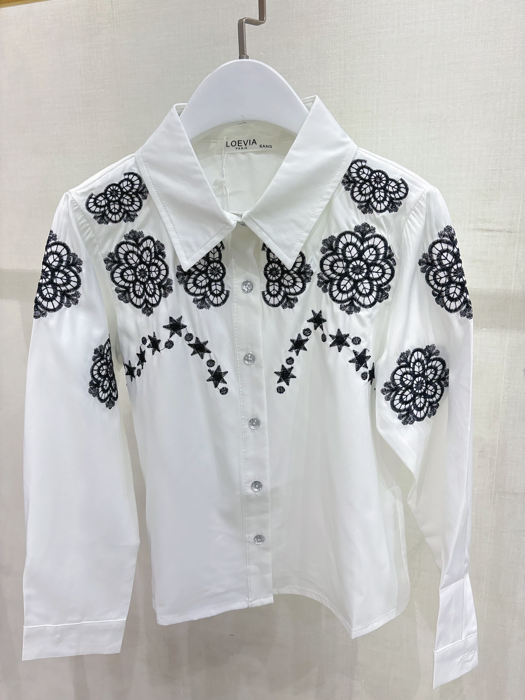 Grossiste LOEVIA - Chemise fillette et broderies fleurs et étoiles boutons diamants