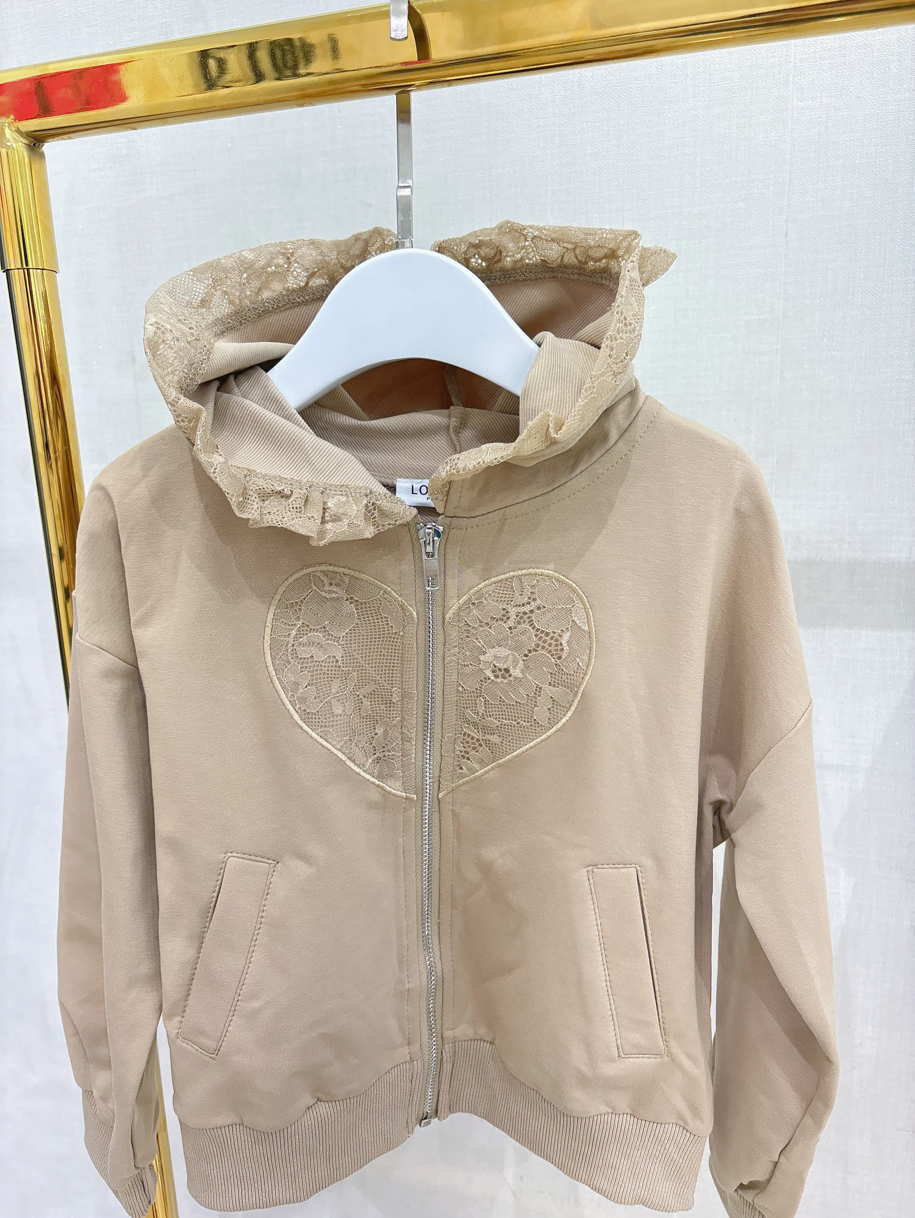 Grossiste LOEVIA - Sweat à zip avec cœur et capuche en dentelle