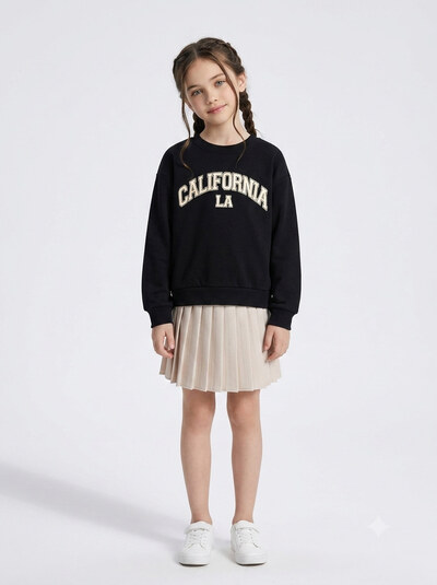 Grossiste Mini Mignon Paris - Ensemble varsity chic avec sweat en coton et jupe plissée pour fille Grossiste Mini Mignon Paris - Ensemble varsity chic avec sweat en coton et jupe plissée pour fille