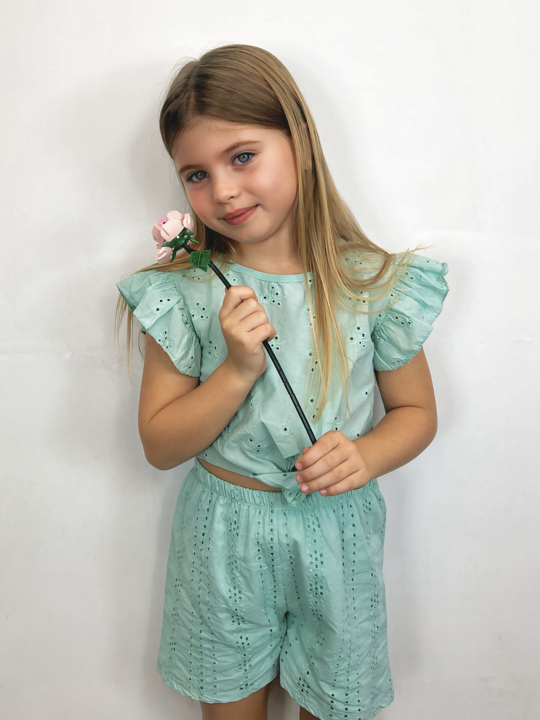 Grossista Mini Mignon Paris - Completo top e shorts in cotone con ricamo inglese per bambina