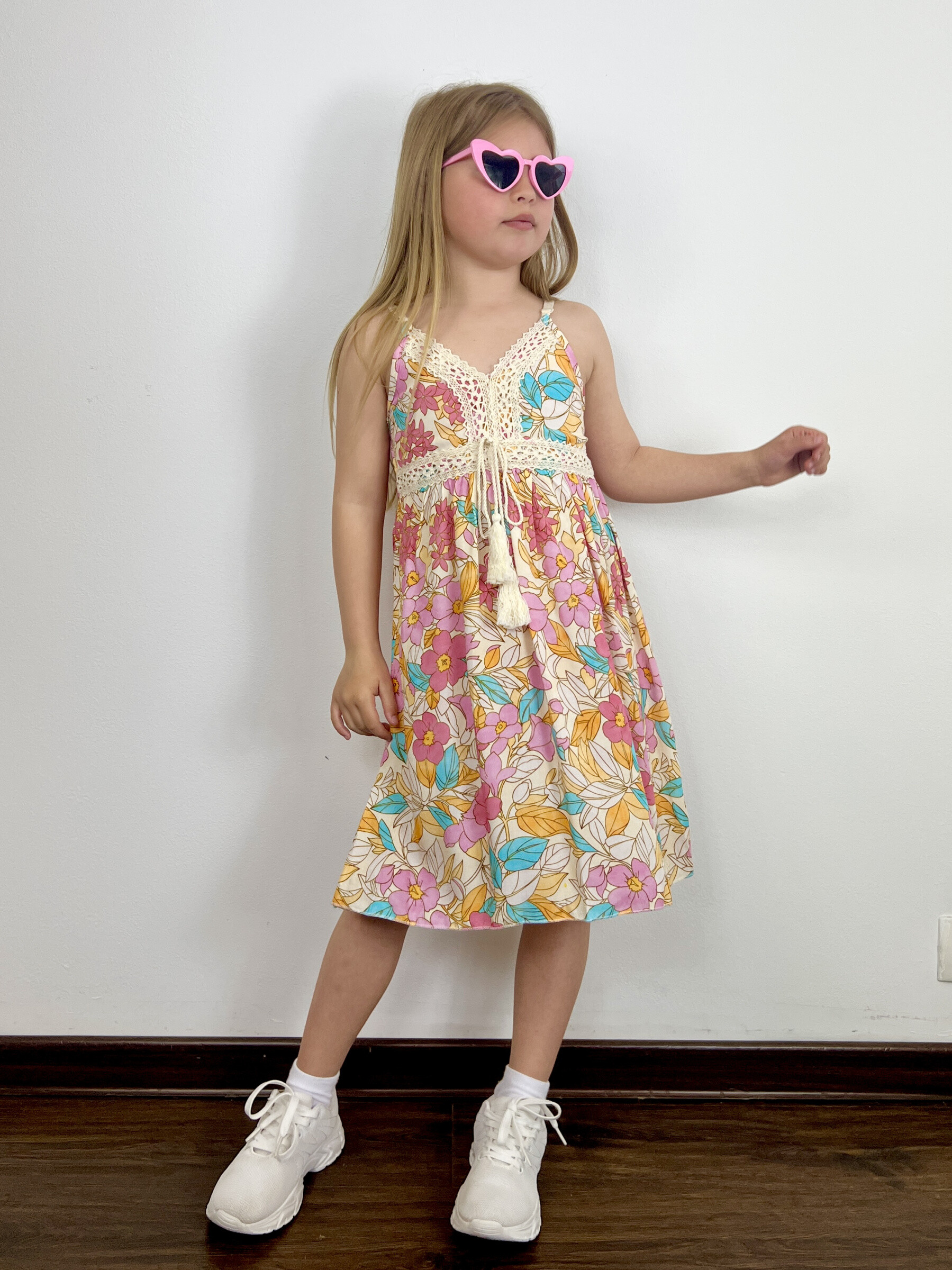 Grossiste Mini Mignon Paris - Robe fleurie bohème avec dentelles et bretelles réglables pour fille