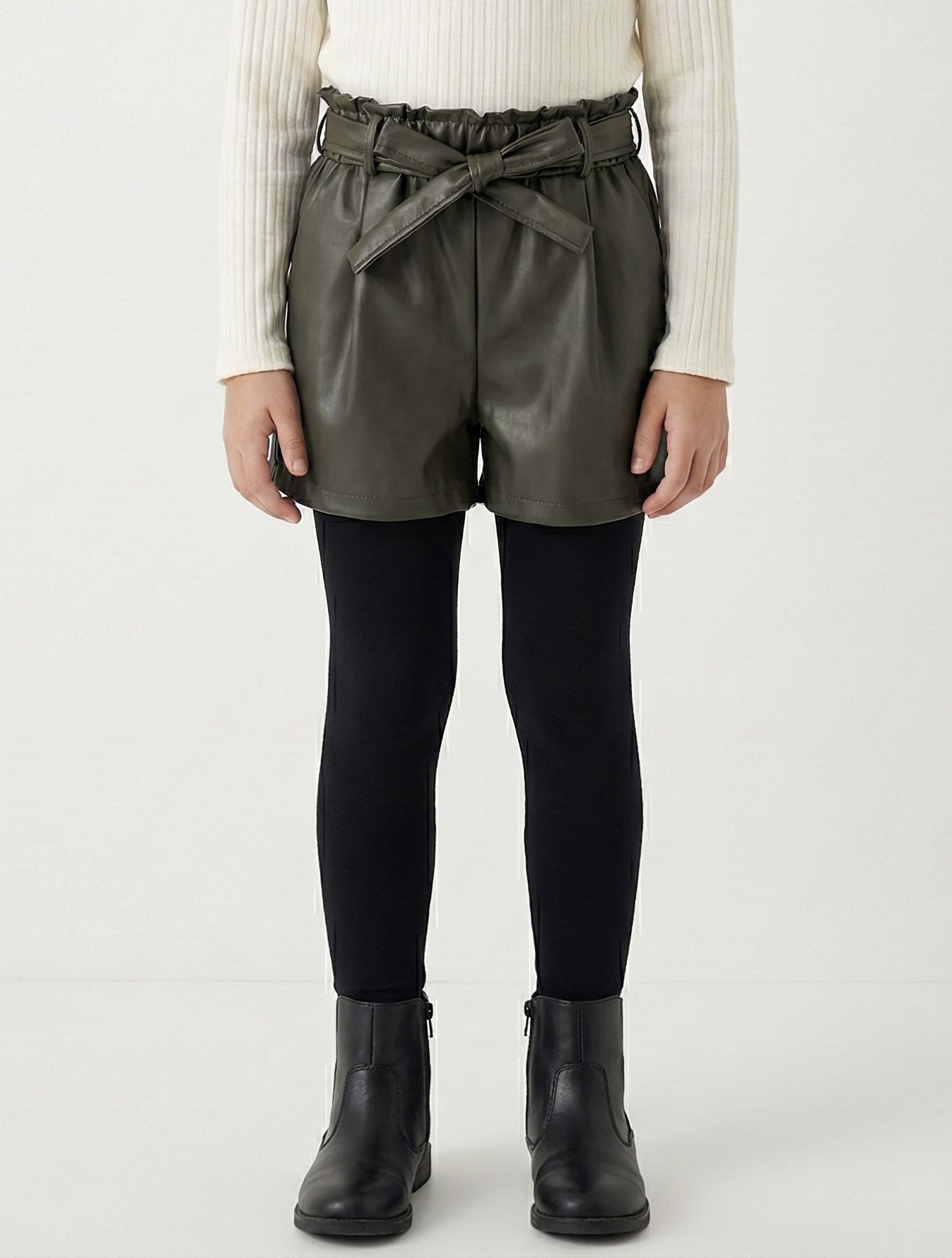 Grossiste Mini Mignon Paris - Short en simili cuir doublé et à ceinture pour fille