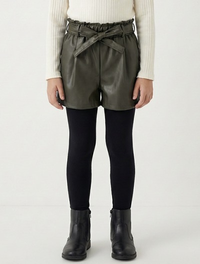 Grossiste Mini Mignon Paris - Short en simili cuir doublé et à ceinture pour fille Grossiste Mini Mignon Paris - Short en simili cuir doublé et à ceinture pour fille