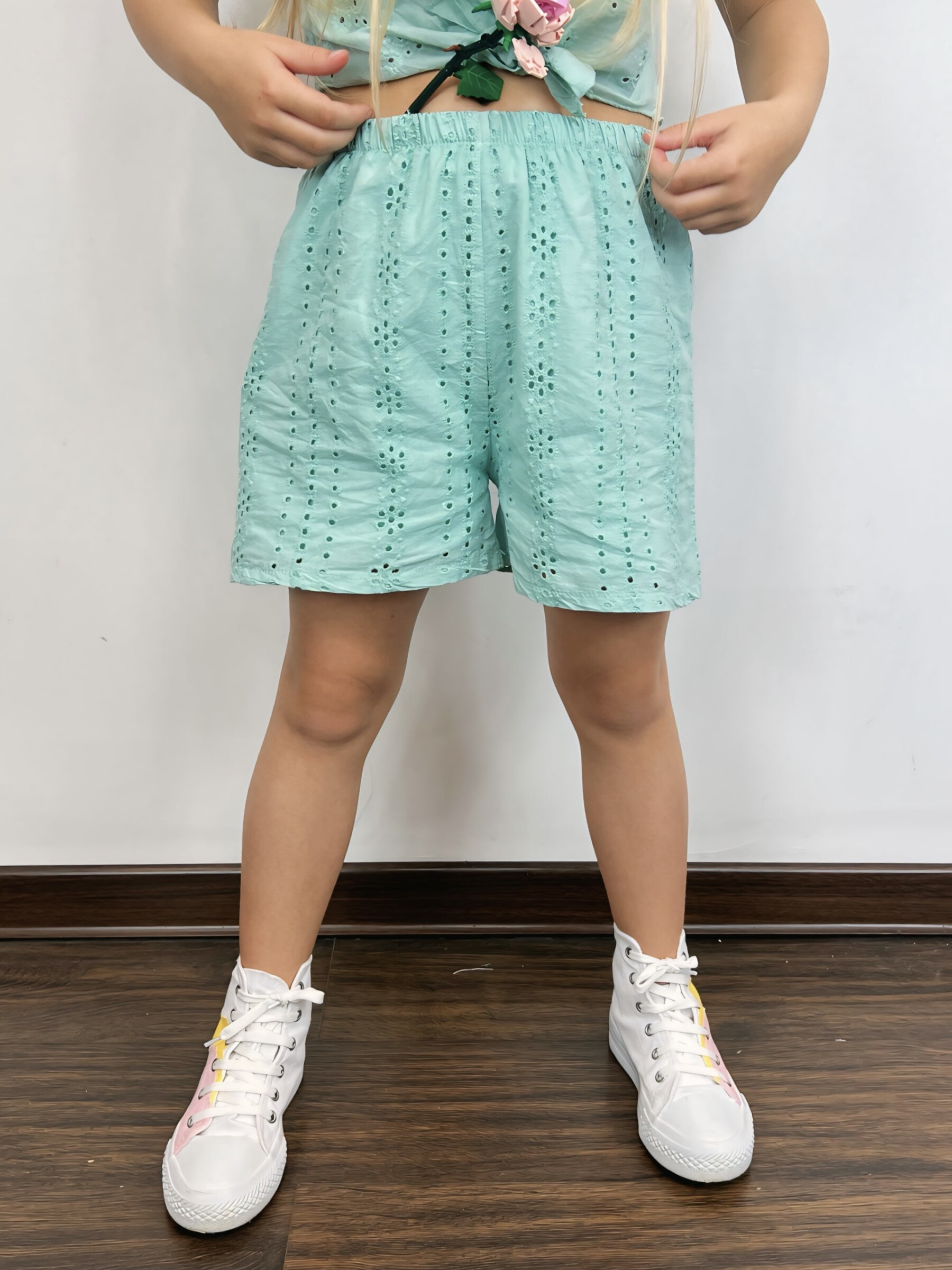 Grossiste Mini Mignon Paris - Short en coton à broderies anglaises et doublé pour fille