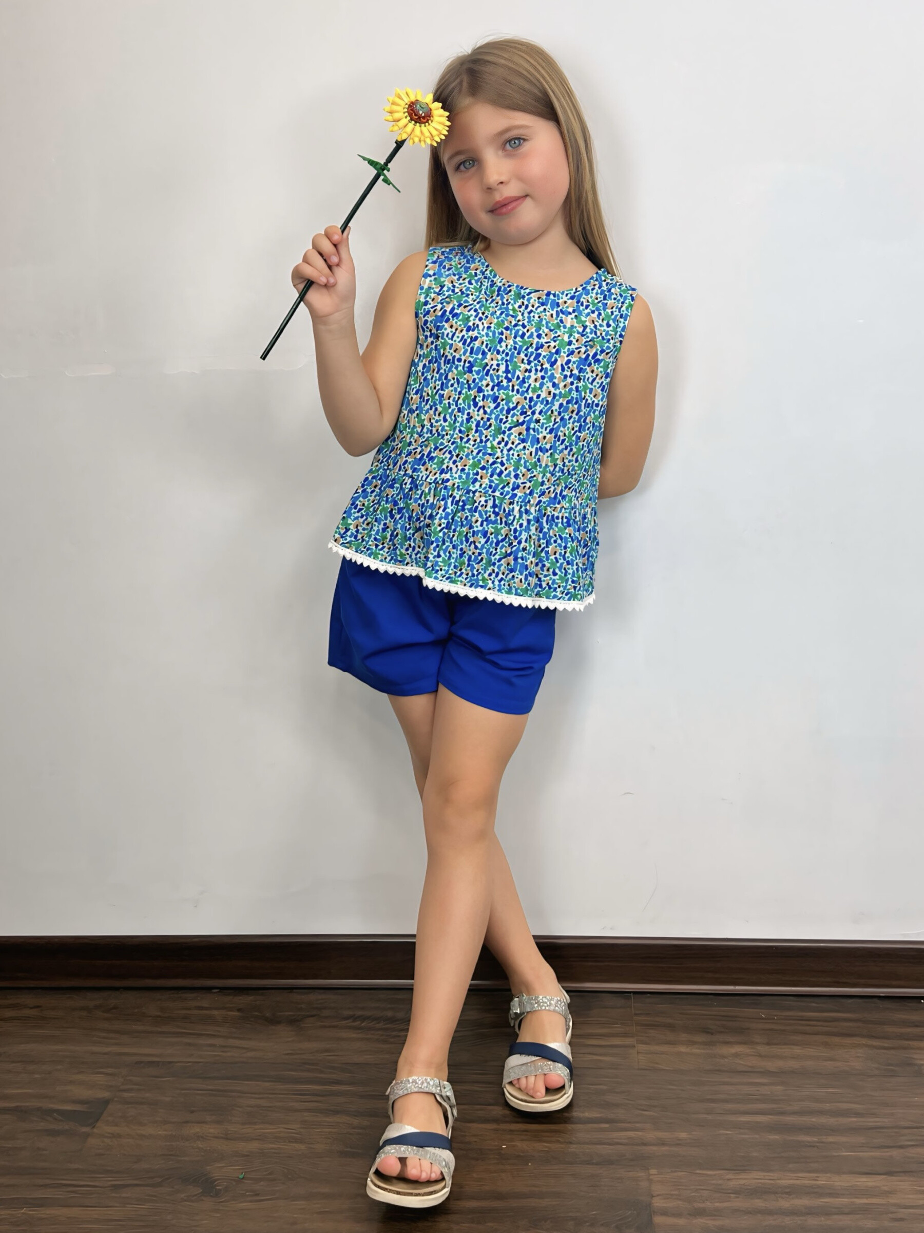 Grossiste Mini Mignon Paris - Ensemble top fleuri sans manches et short en coton pour fille