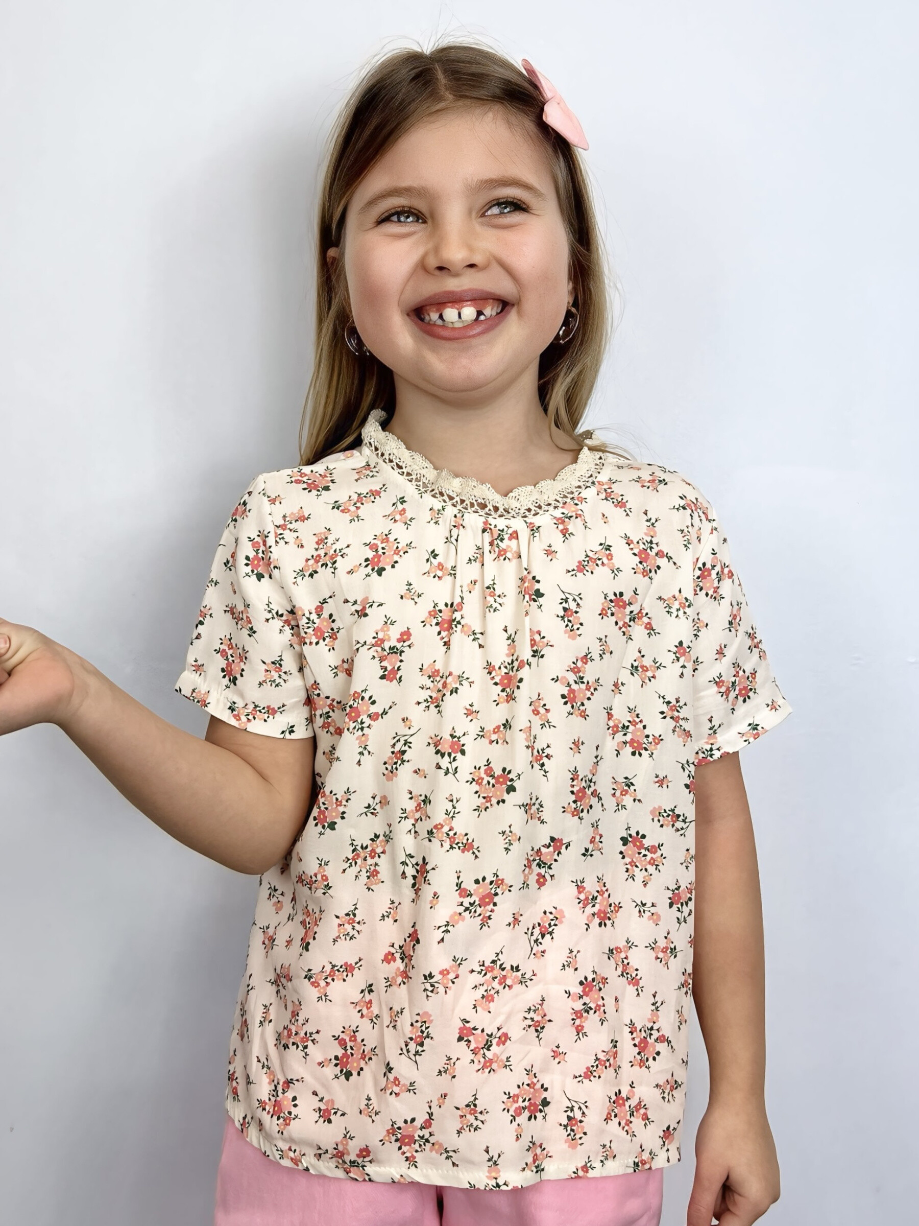 Mayorista Mini Mignon Paris - Top Liberty floral con encaje y manga corta para niña