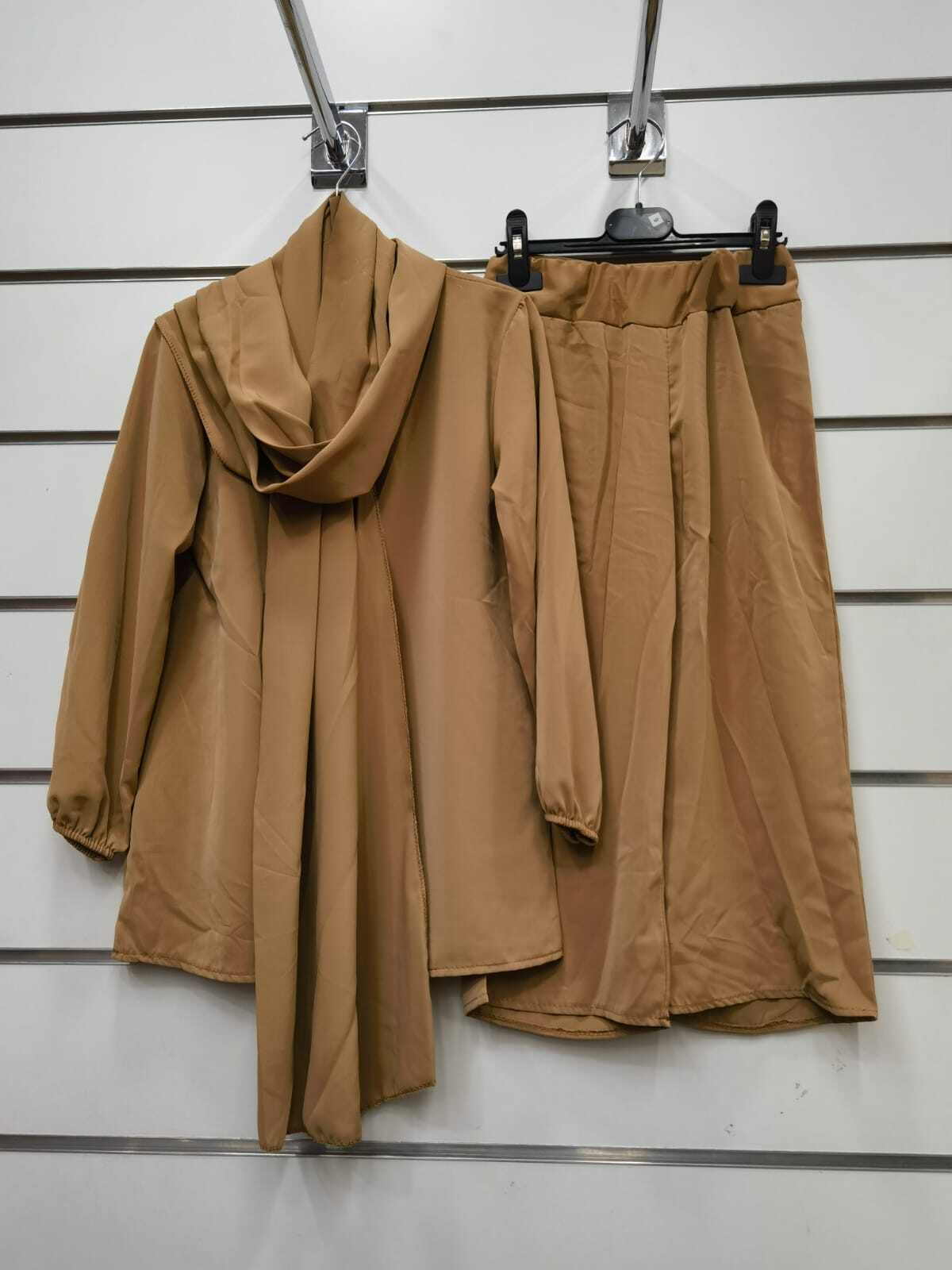 Grossiste Mini Pomme - Ensemble abaya enfant avec voile intégrée et pantalon