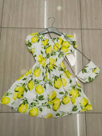 Großhändler Mini Pomme - Conton-Mullkleid mit Tasche Großhändler Mini Pomme - Conton-Mullkleid mit Tasche