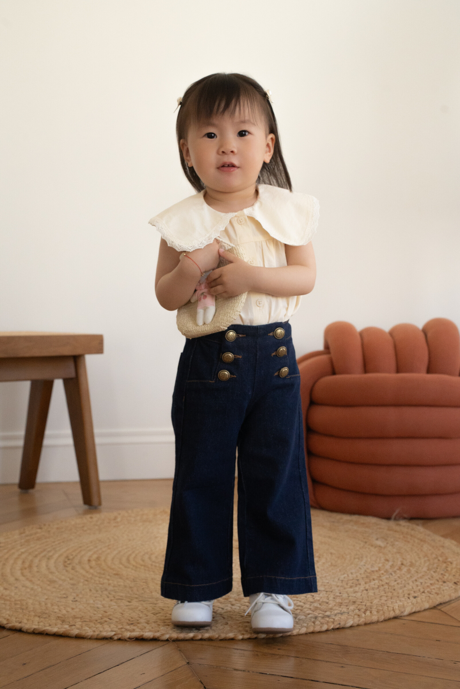 New mini me -me capsule collection
Oraije unveils its new Mini me capsule collection. This capsule highlights a child version of one of our iconic jeans: the Victorine jeans. It is quite natural that Jessica, our designer, imagined the Vittoria jeans, a model designed for little girls.
With its wide legs and its bridge buttons, Vittoria jeans take up all the Victorine's codes, in a version adapted to the youngest.
An adorable 