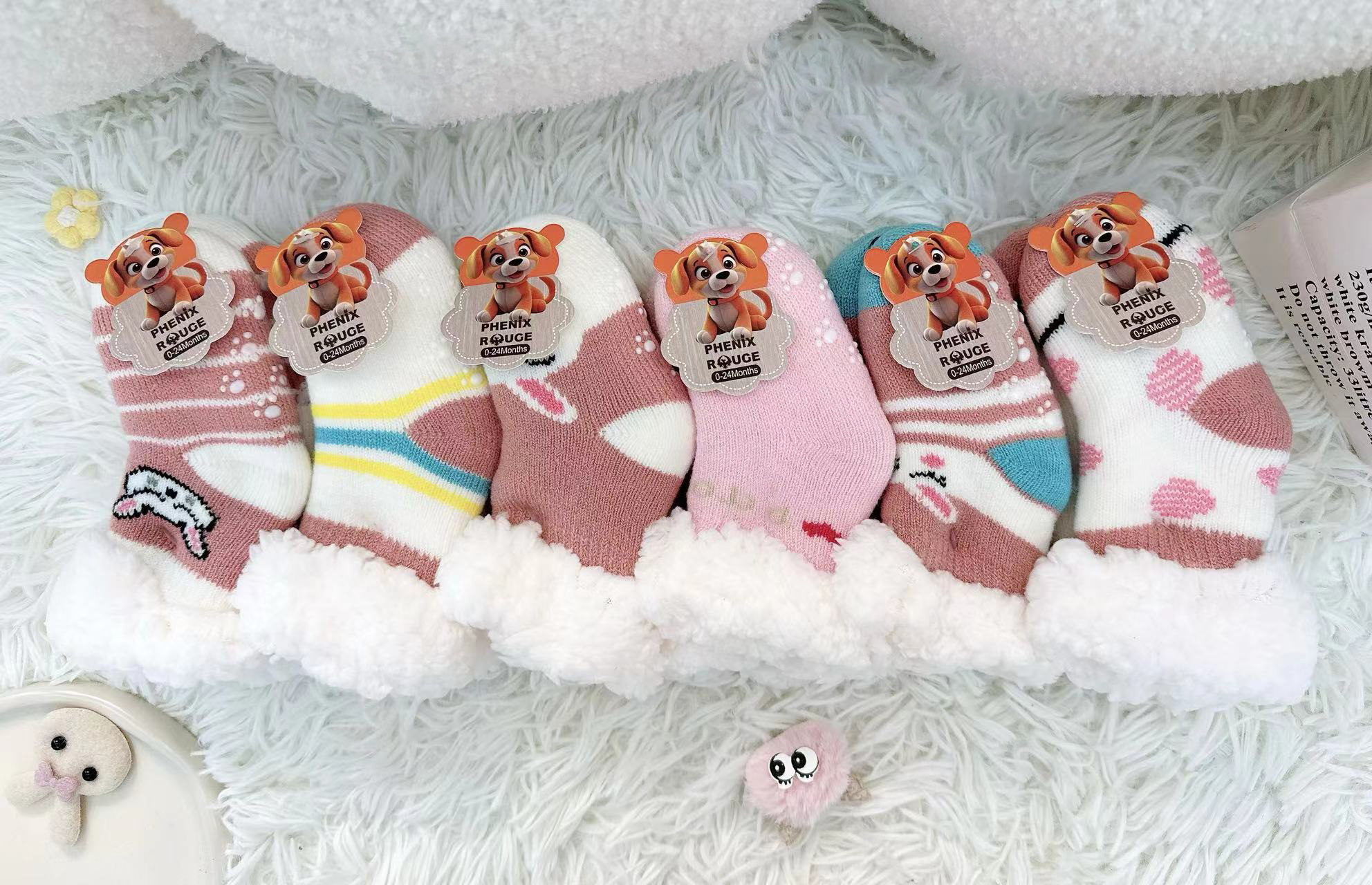 Grossiste PHENIX ROUGE - Chaussettes antidérapantes pilou pilou pour bébés par colis