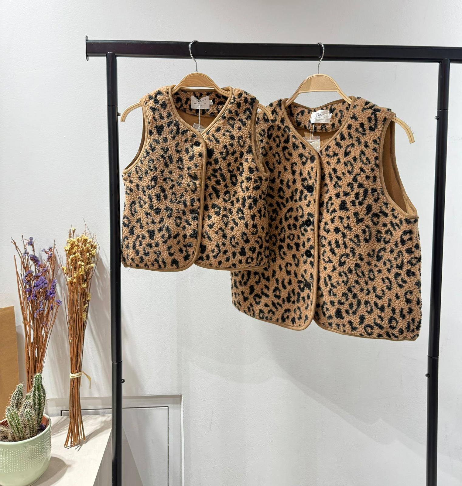 Grossiste PM Mère & Fille - Gilet moumoute / sherpa motif léopard, avec 2 poches, et petit coeur doré brodé dans le dos