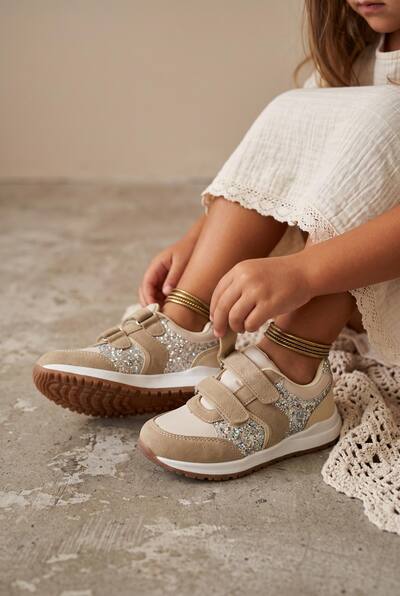 Grossiste POTI PATI KIDS - Baskets enfant à scratch et paillettes du 30 au 35 Grossiste POTI PATI KIDS - Baskets enfant à scratch et paillettes du 30 au 35