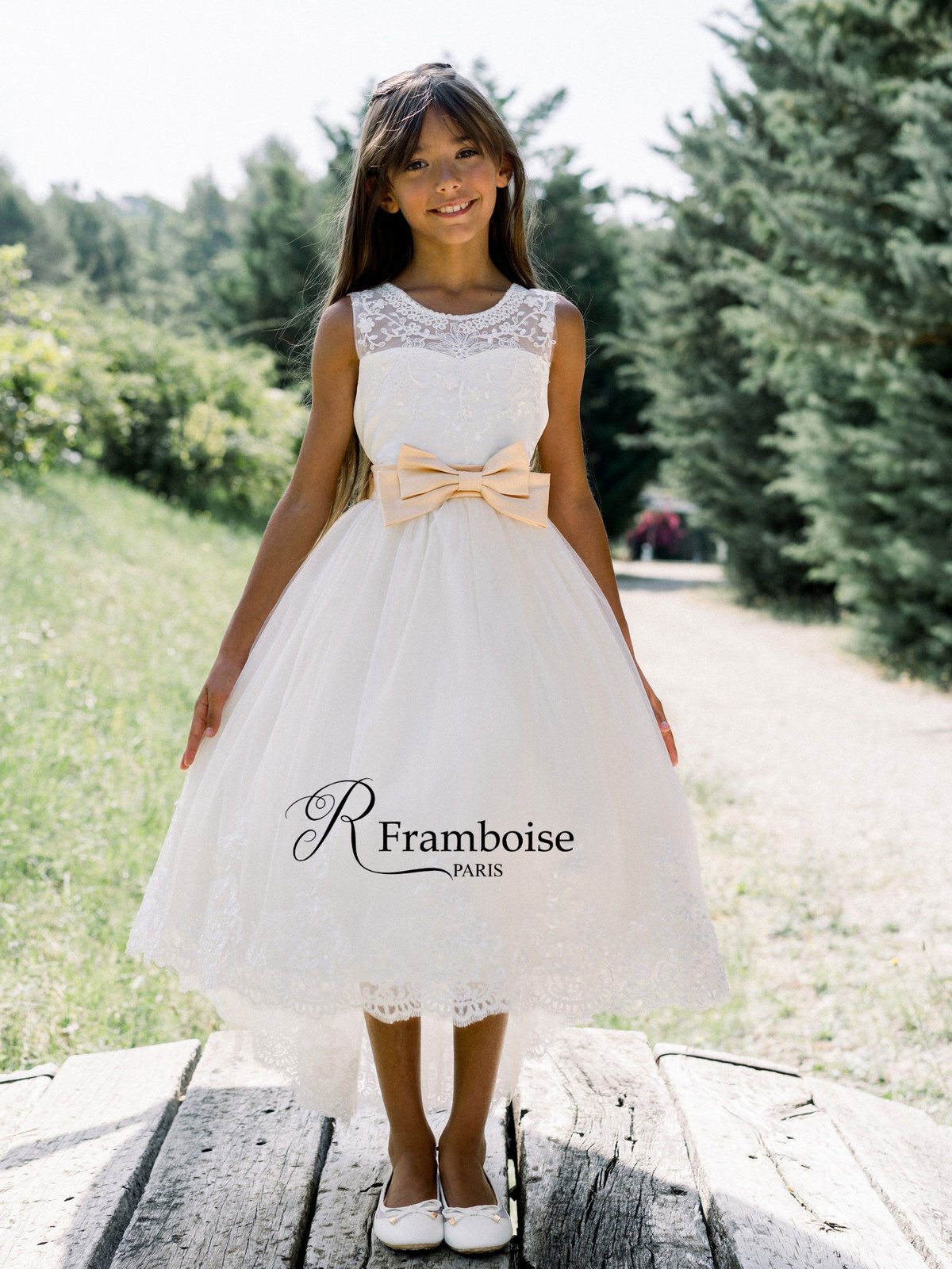 Grossiste R Framboise - Robe en dentelle avec traine