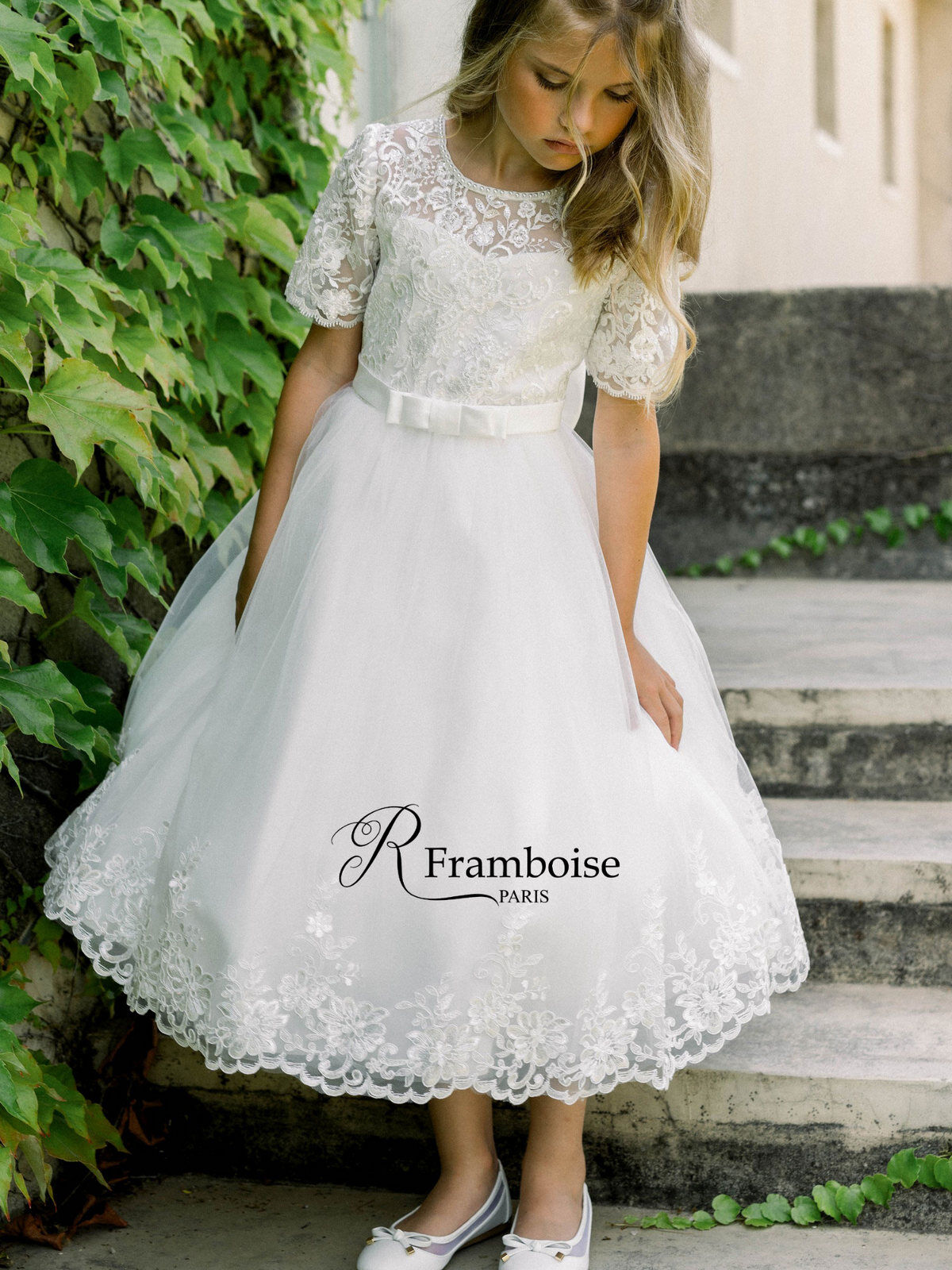 Grossiste R Framboise - Robe en dentelle avec manche et avec traine