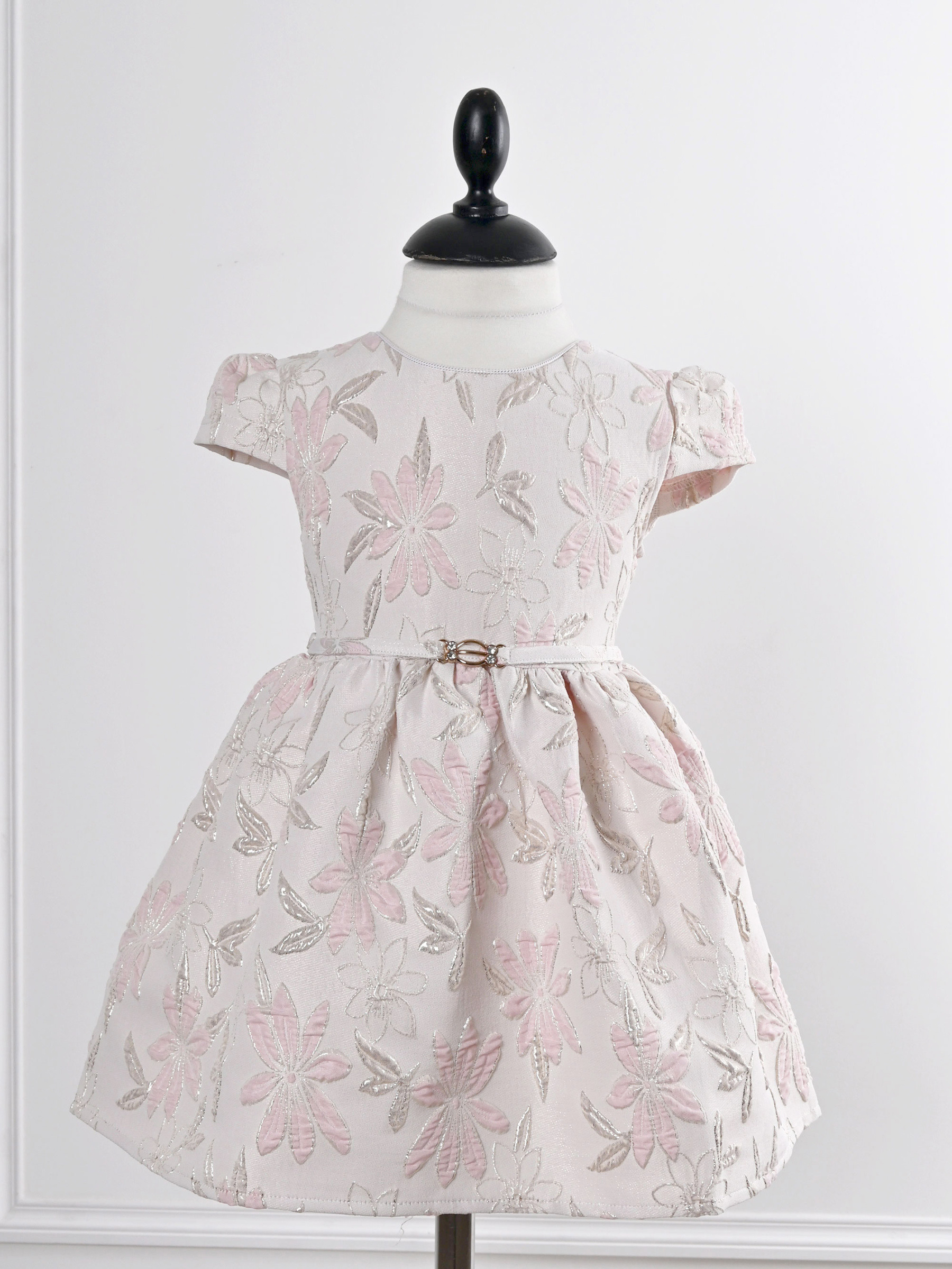 Grossiste R Framboise - Robe de cérémonie enfant jacquard à motifs floraux avec manches courtes et ceinture, idéale mariage, baptême, communion, cortège, anniversaire et fête