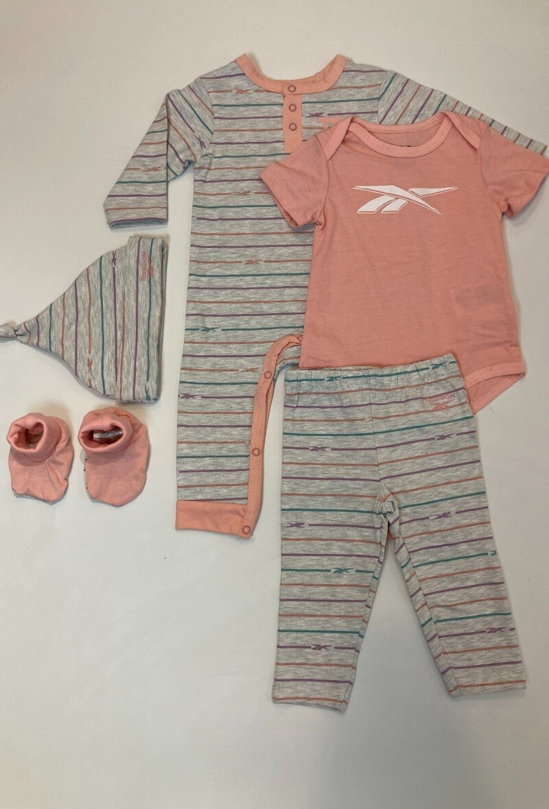 Grossista Reebok - Set 5 pezzi tuta + body + leggings + berretto + pantofole REEBOK