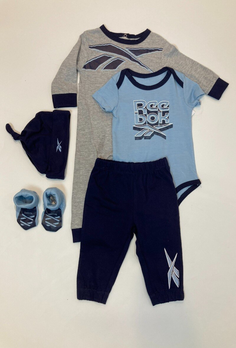 Grossista Reebok - SET 5 PEZZI TUTA+BODYSUIT+LEGGINGS+CAPPOTTO+PANTOFOLE REEBOK