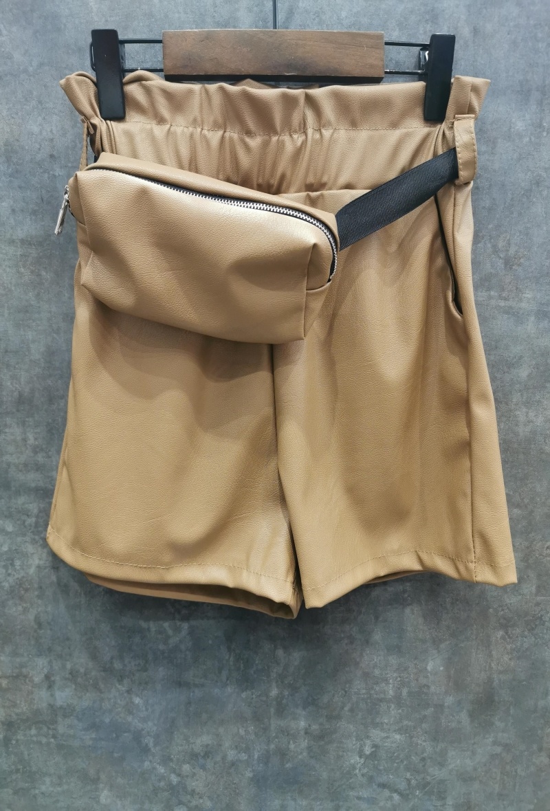 Grossiste Squared & Cubed - Short en similicuir avec pochette à la ceinture
