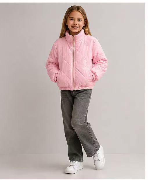 Grossiste Tiffany fashion - Veste matelassée pour fille, chaude et légère, avec fermeture éclair frontale et poches latérales, disponible dans de magnifiques couleurs pastel.