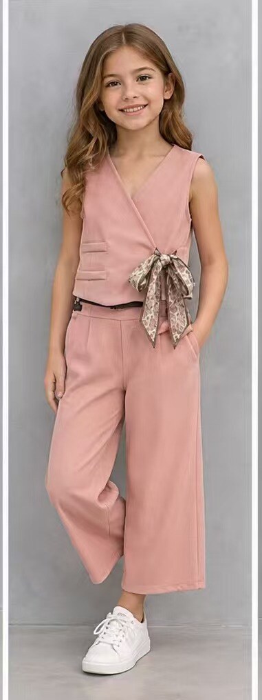 Grossiste Tiffany fashion - 263024-262013 ✨ Ensemble élégant pour fille 4-14 ans avec gilet croisé et nœud fantaisie, pantalon ample assorti et coupe confortable, disponible