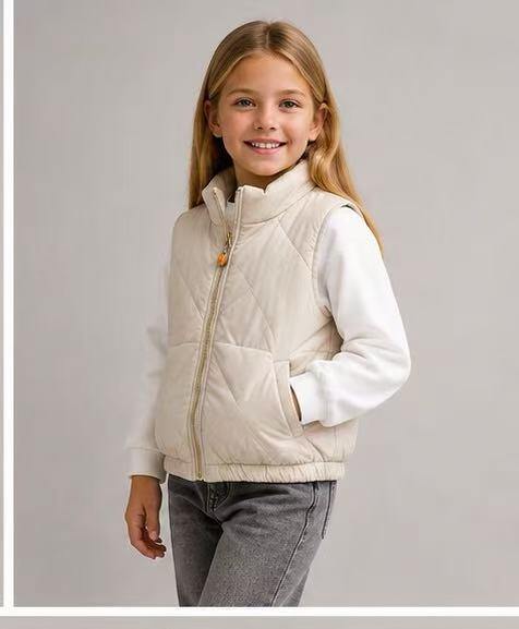 Grossiste Tiffany fashion - Gilet matelassé pour fille, léger et confortable, avec fermeture éclair frontale et poches pratiques, parfait pour la mi-saison et disponible en plusieurs couleurs.
