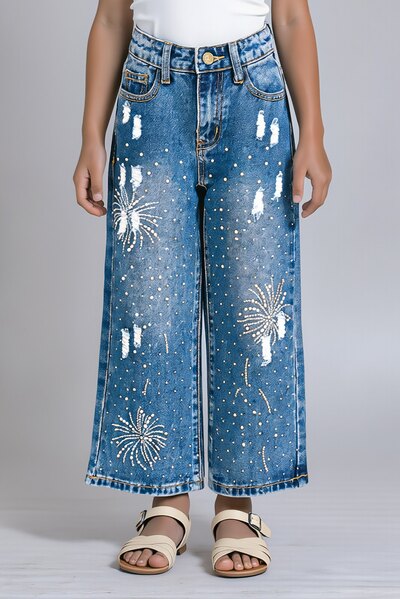 Grossiste Yoyo S. - Jean délavé à détails détruits et motifs feu d'artifice en strass Grossiste Yoyo S. - Jean délavé à détails détruits et motifs feu d'artifice en strass
