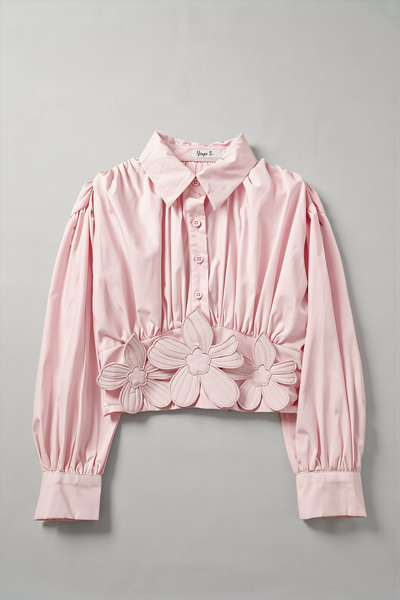Großhändler Yoyo S. - Kurze Bluse mit erhabenem Blumenmuster und Puffärmeln Großhändler Yoyo S. - Kurze Bluse mit erhabenem Blumenmuster und Puffärmeln
