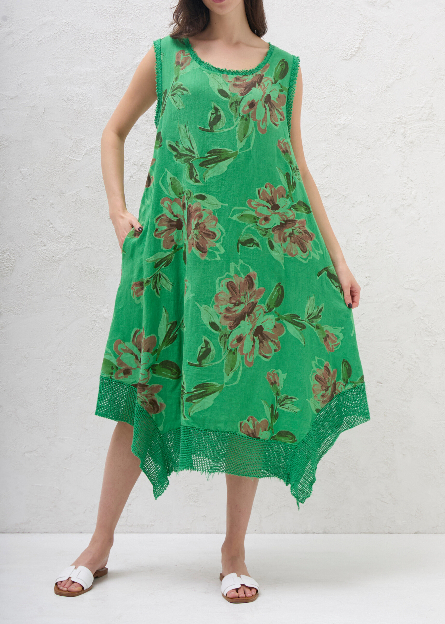 Wholesaler 123LINO - SLEEVELESS OVERSIZED ROUND NECK PRINT DRESS WITH TWO INVISIBLE POCKETS