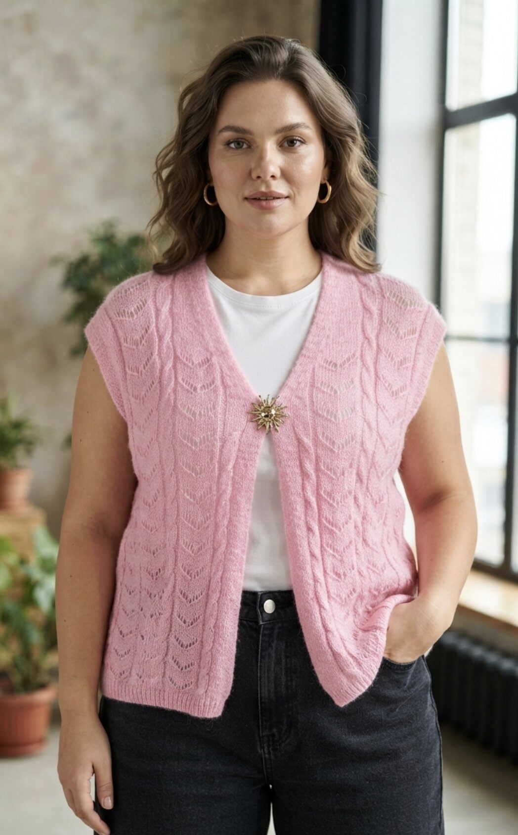 Grossiste 168 Fashion - Gilet / Pull sans manches avec col en V, travail ajouré et broche bijou