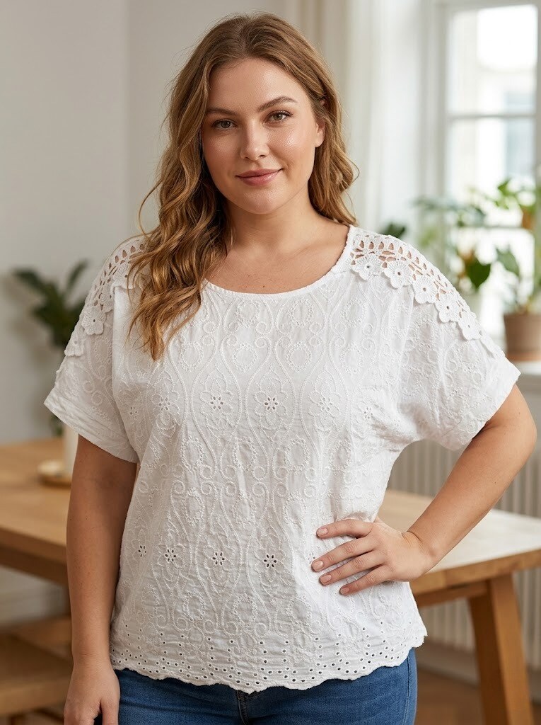 Grossista 168 Fashion - Blusa Fresca con Ricamo Sangallo All-Over e Carrè in Pizzo Crochet