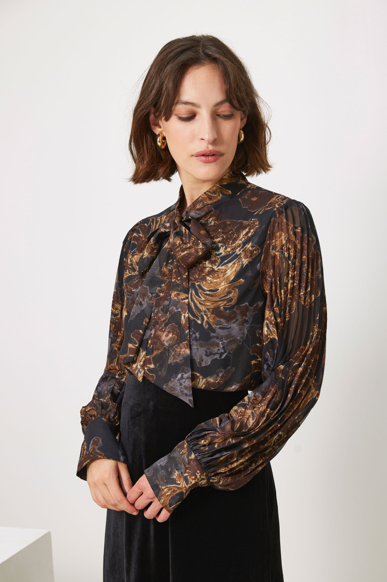 Wholesaler 17 AUGUST - Printed chiffon blouse with pleated sleeves and pussy-bow collar