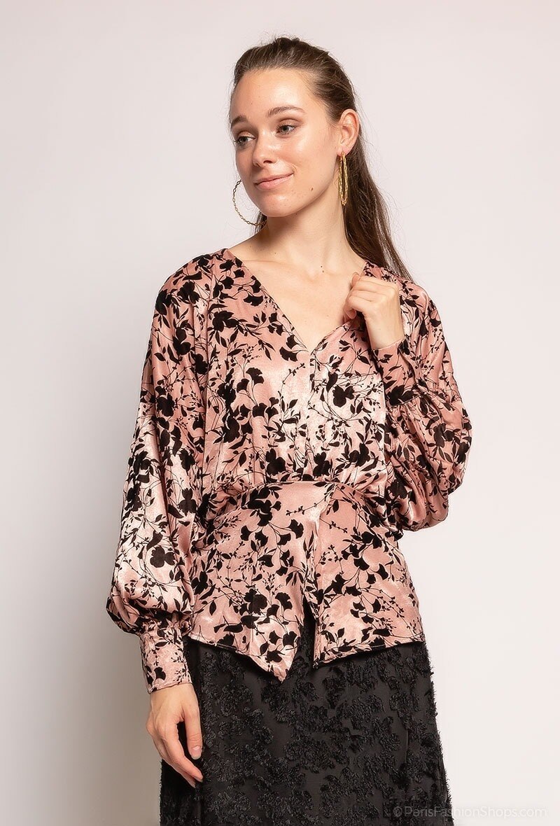 Wholesaler 17 AUGUST - Satin top with velvet flowers