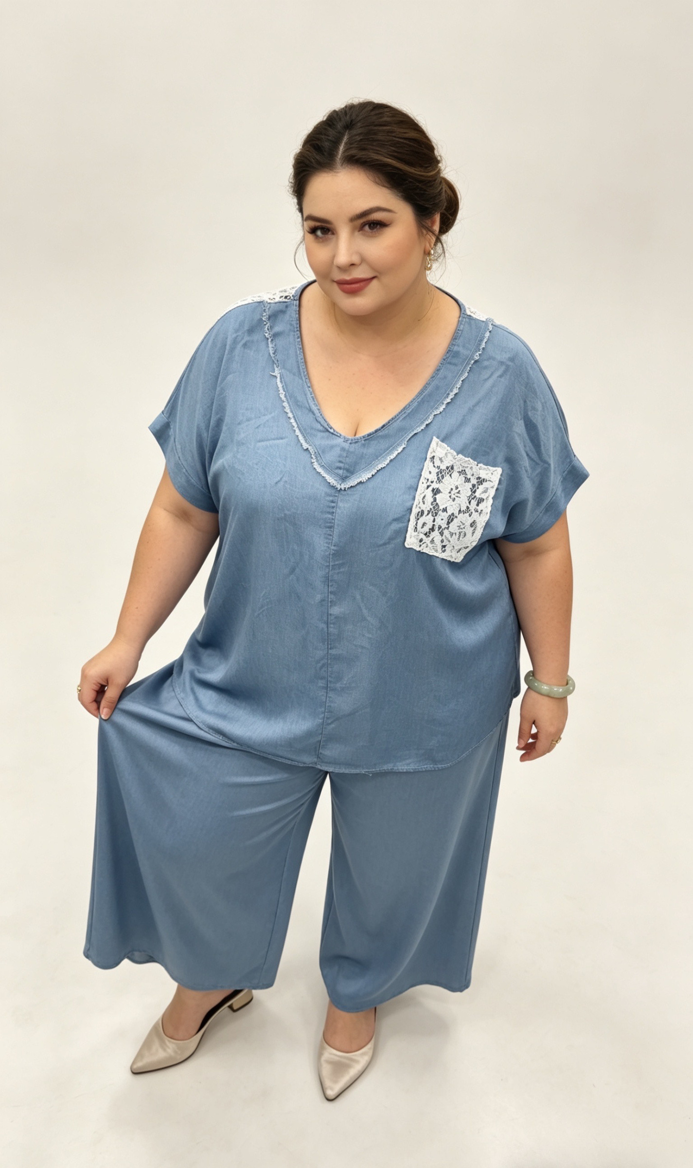 Mayorista CURVY RONDE (Grande Taille/Over Size) - Blusa de Mujer Talla Grande en Denim con Escote en V y Espalda Totalmente de Encaje