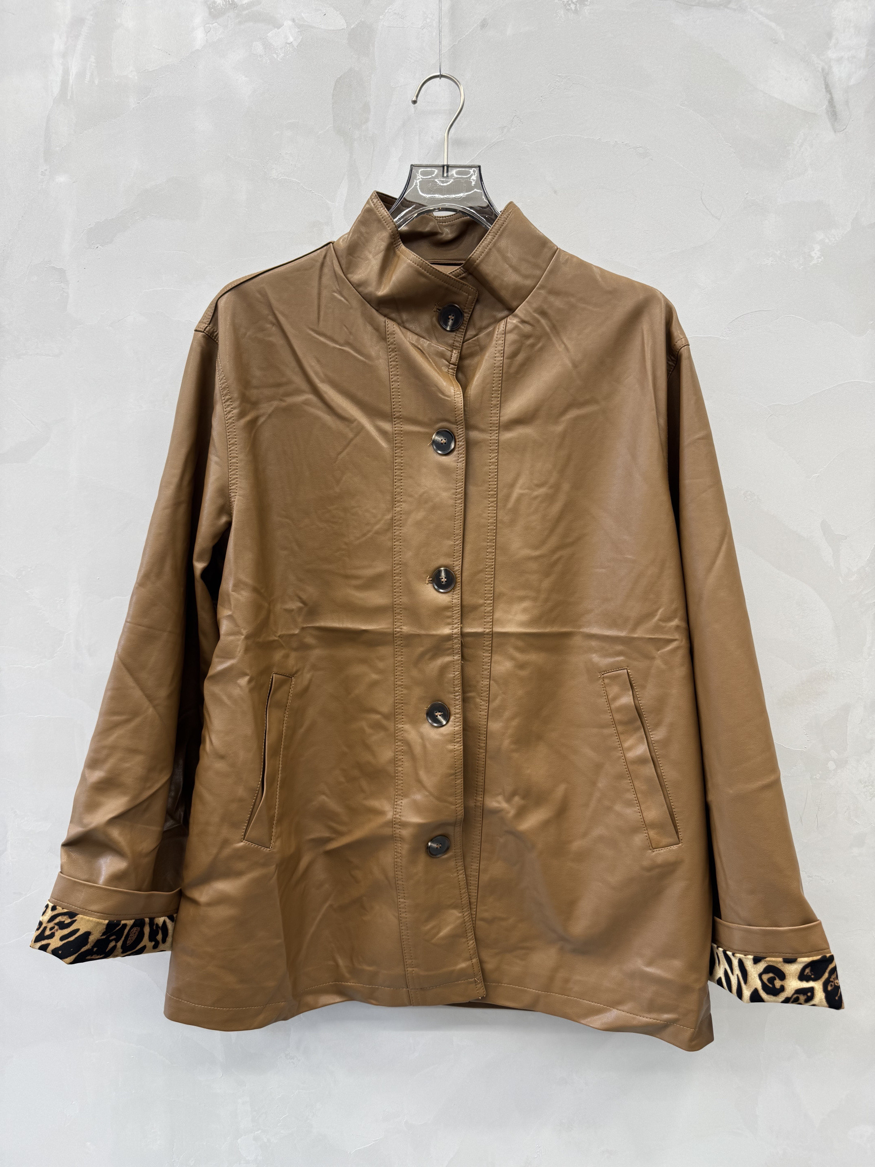 Großhändler 2W Paris (Grande taille / Plus Size ) - Damenjacke in Übergröße aus Kunstleder mit Knöpfen, Größe 46 bis 60