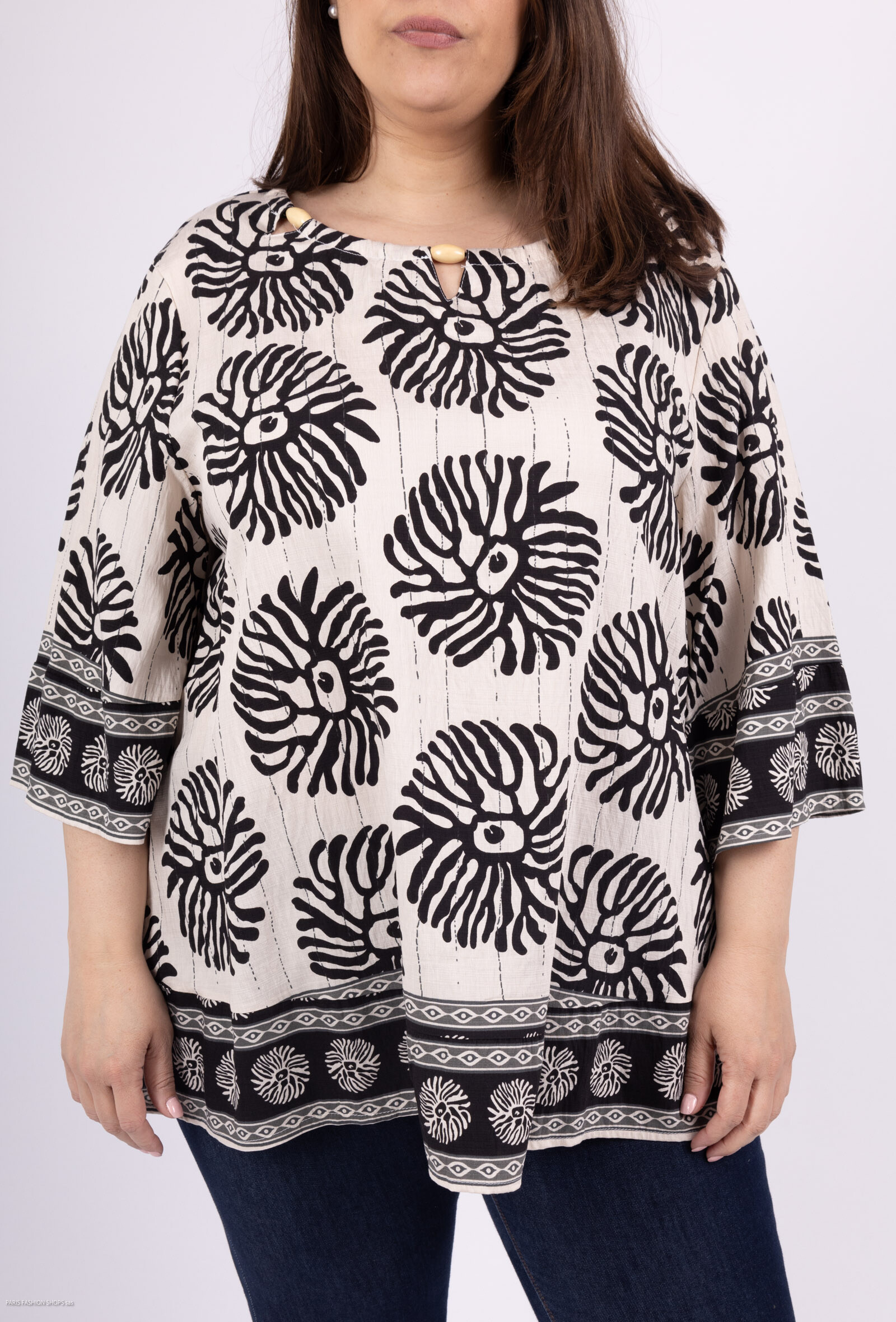 Wholesaler 2W Paris - Opened collar with 3/4 flared sleeves