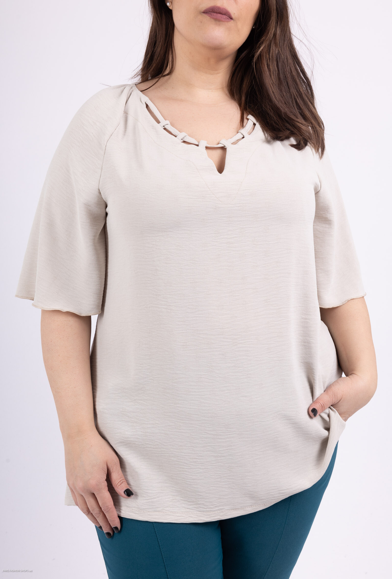 Grossiste 2W Paris - Blouse à unie col ajouré en Détail grande taille pour l'été