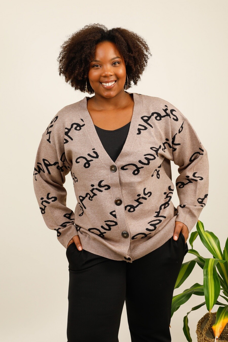 Gilets à motif lettres 2Wparis, mélange viscose, nylon et polyester, idéal pour l'automne. Boutonné
REF/2WG01 Longueur : 78 cm 
La mannequin mesure 175cm et porte une taille (T3) 46-48
(T3) 46-48 Tour de poitrine：128 cm.