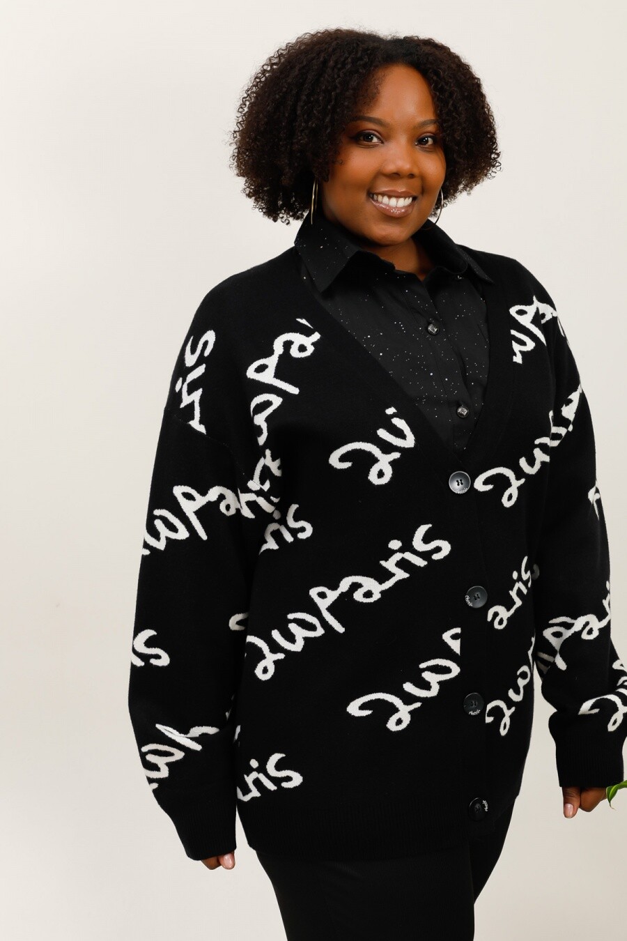 Gilets à motif lettres 2Wparis, mélange viscose, nylon et polyester, idéal pour l'automne. Boutonné
REF/2WG01 Longueur : 78 cm
La mannequin mesure 175cm et porte une taille (T3) 46-48
(T3) 46-48 Tour de poitrine:128 cm.