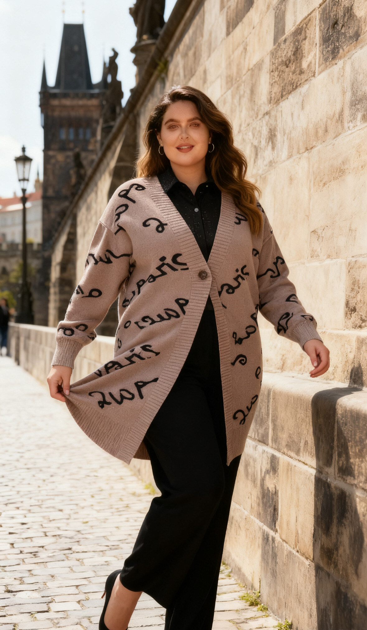 Gilet à motif lettres, 2Wparis, automne/hiver, viscose/nylon/polyester, bouton élégant.
REF/2WG02 Longueur : 90 cm 
La mannequin mesure 175cm et porte une taille (T3) 46-48
(T3) 46-48 Tour de poitrine：130 cm.