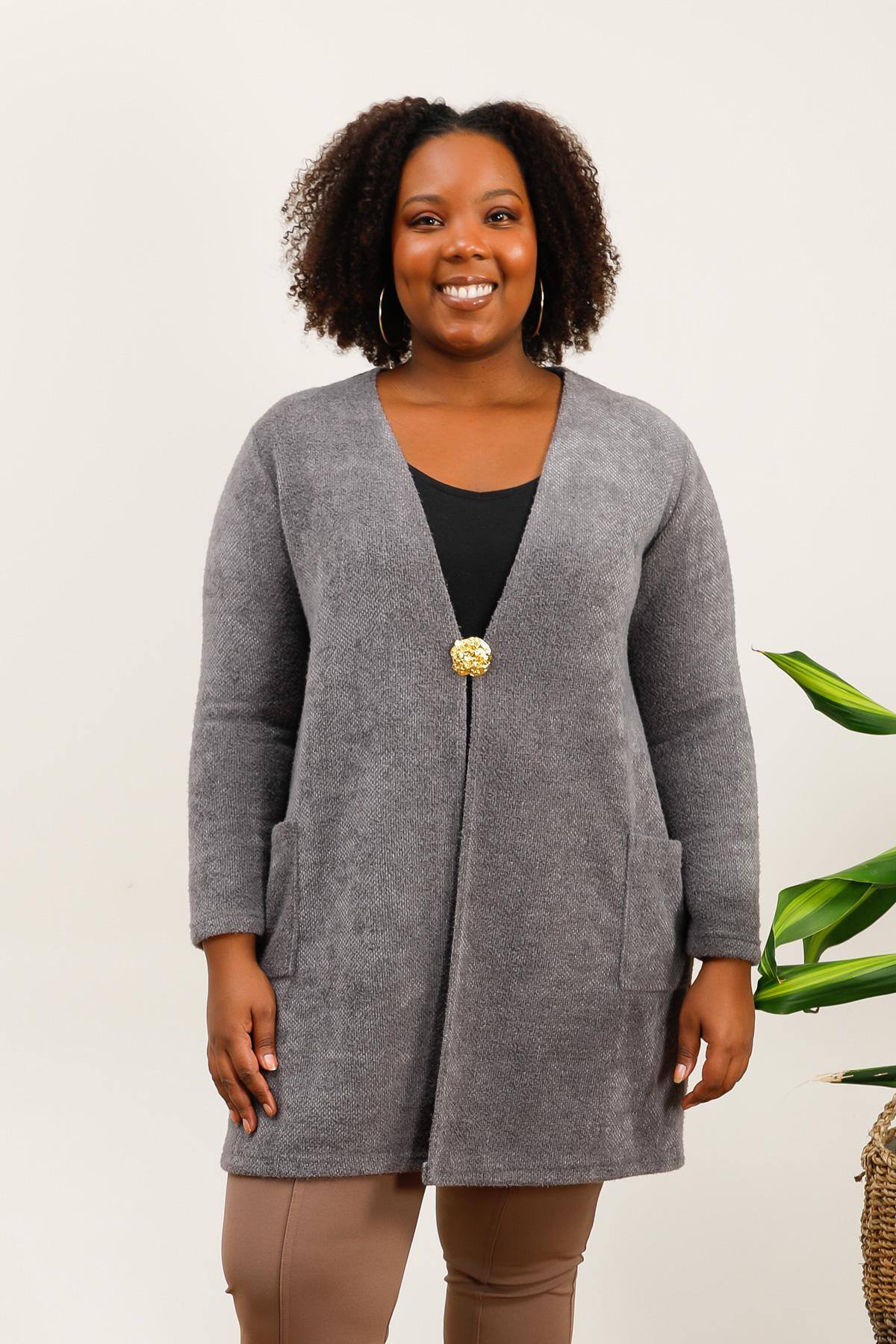 Cardigan en grande taille ouvert avec poches et broches métalliques exquises il parfait pour l'automne et à l'hiver.
REF: G1746 Longueur : 95 cm
La mannequin mesure 175cm et porte une taille (T3) 46-48
(T3) 46-48 Tour de poitrine:136 cm.