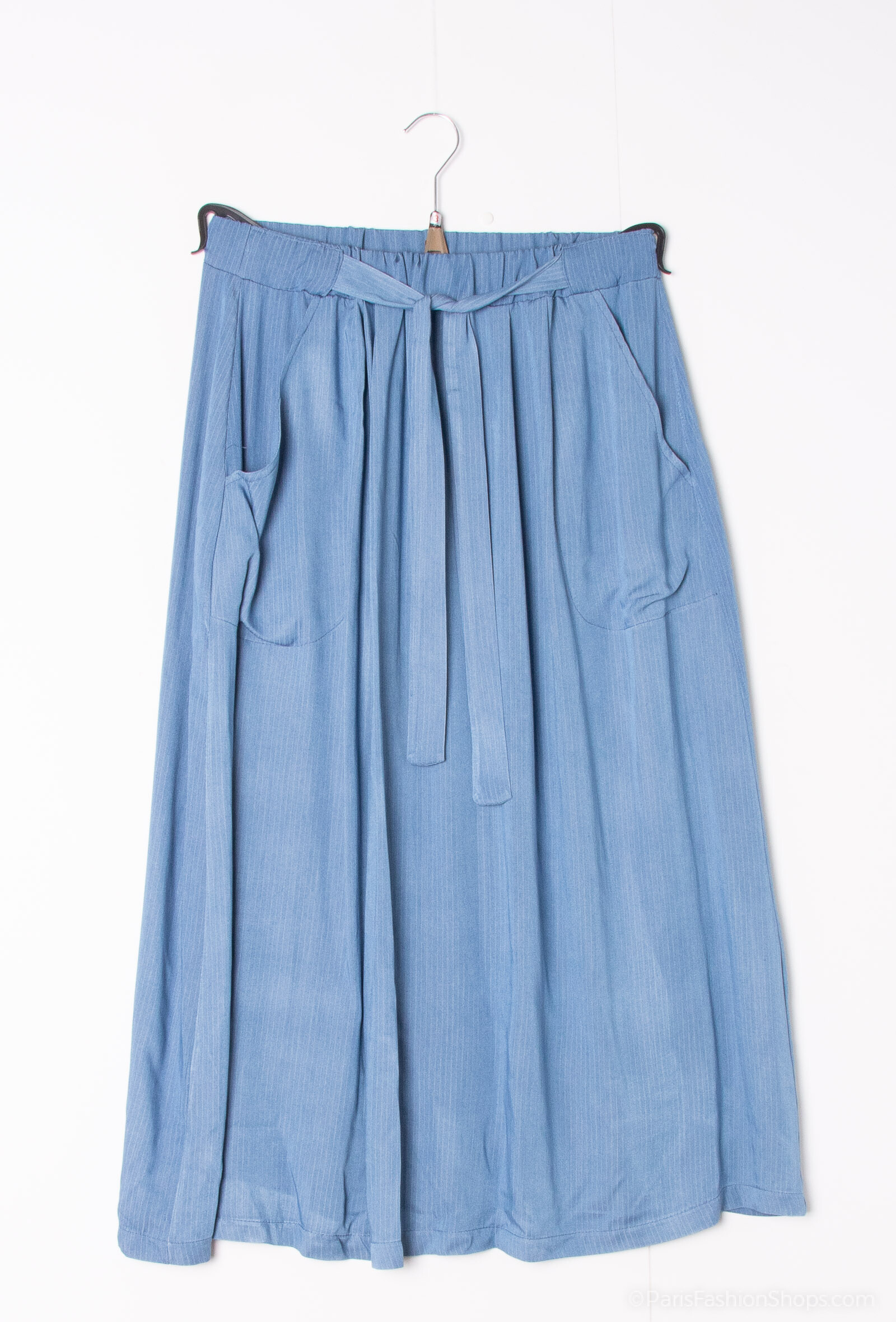 Grossiste 2W Paris - REF:J2312 La longueur: 88 cm Jupe en jean bleu grande taille avec un noeud en poches