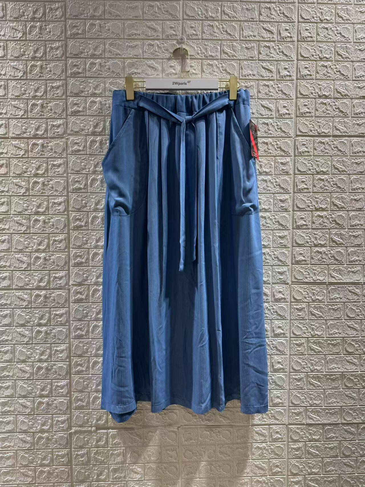 Mayorista 2W Paris - REF:J2312 Longitud: 88 cm Falda de mezclilla azul en talla grande con un lazo en los bolsillos
