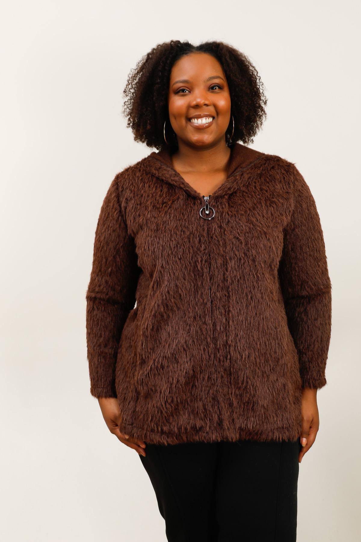 Manteau en fausse fourrure à capuche et fermeture éclair pour l'automne et l'hiver.
REF:V1748-2 La longueur: 80 cm.
La mannequin mesure 175cm et porte une taille (T3) 46-48
(T3) 46-48 Tour de poitrine:124 cm.