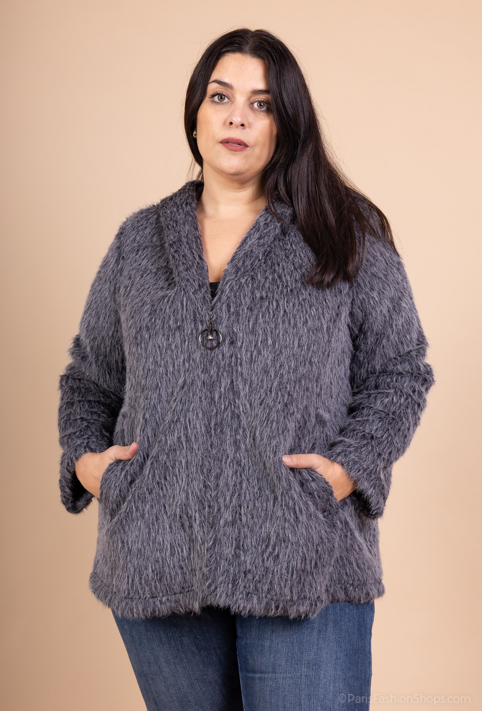 Manteau en fausse fourrure à capuche et fermeture éclair pour l'automne et l'hiver.
REF:V1748-2 La longueur: 80 cm.
La mannequin mesure 175cm et porte une taille (T3) 46-48
(T3) 46-48 Tour de poitrine:124 cm.